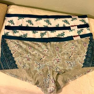 Lane Bryant 2pair full brief 1 boyshorts sz 26/28